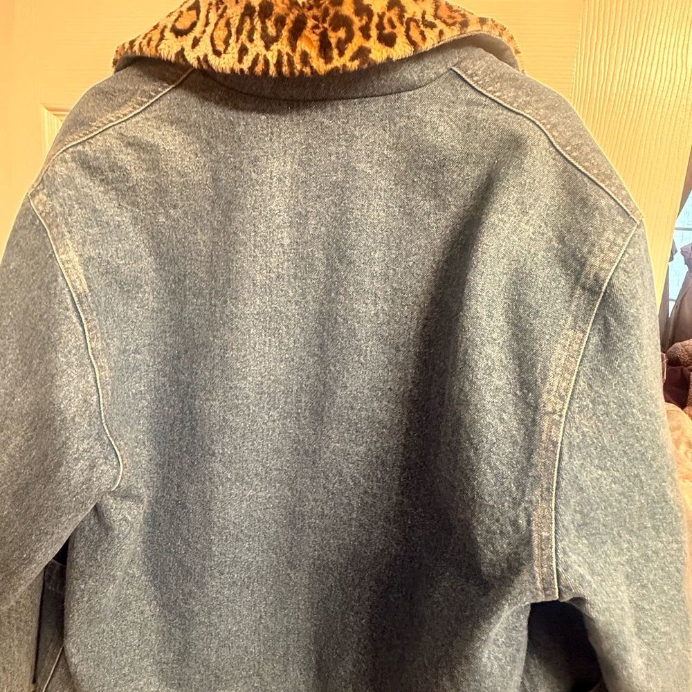 Vintage Women's Denim Jacket with Leopard Faux-Fur Lining - Denim
Size M - Picture 2 of 5